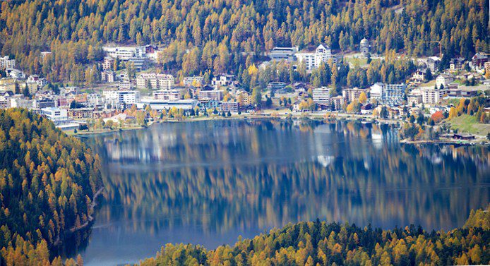 In the Upper Engadine, prices for luxury real estate are shooting through the roof. (Image: Shutterstock.com/CSnafzger)