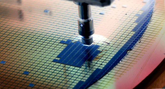 Because chip demand is no longer limited to computers and cars, economic sensitivity is decreasing. (Image: Shutterstock.com/Macro Photo)